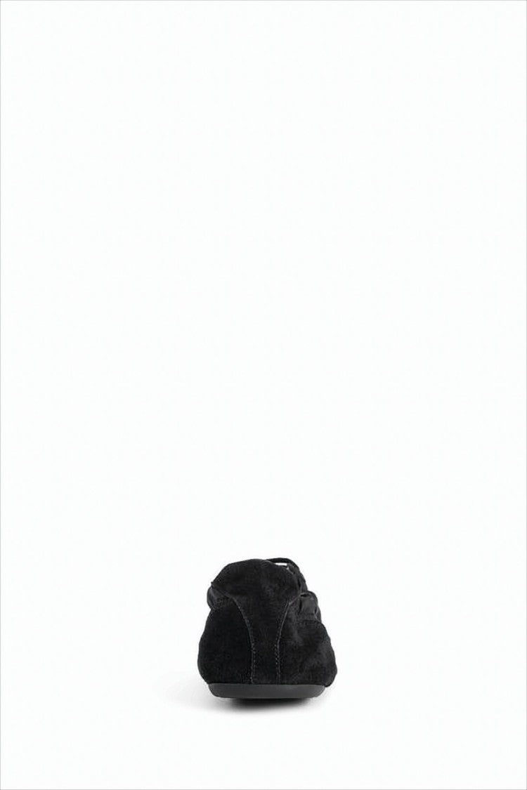 Low-Profile Black Sneakers With Suede Panels