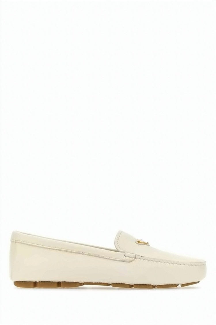 Minimalist Leather Loafers with Rounded Toe and Subtle Stitching