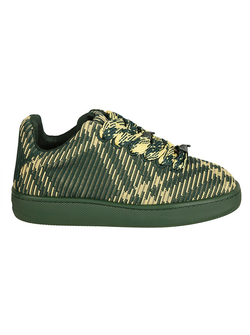 Teksturowane zielone sneakersy z dynamicznymi paskami