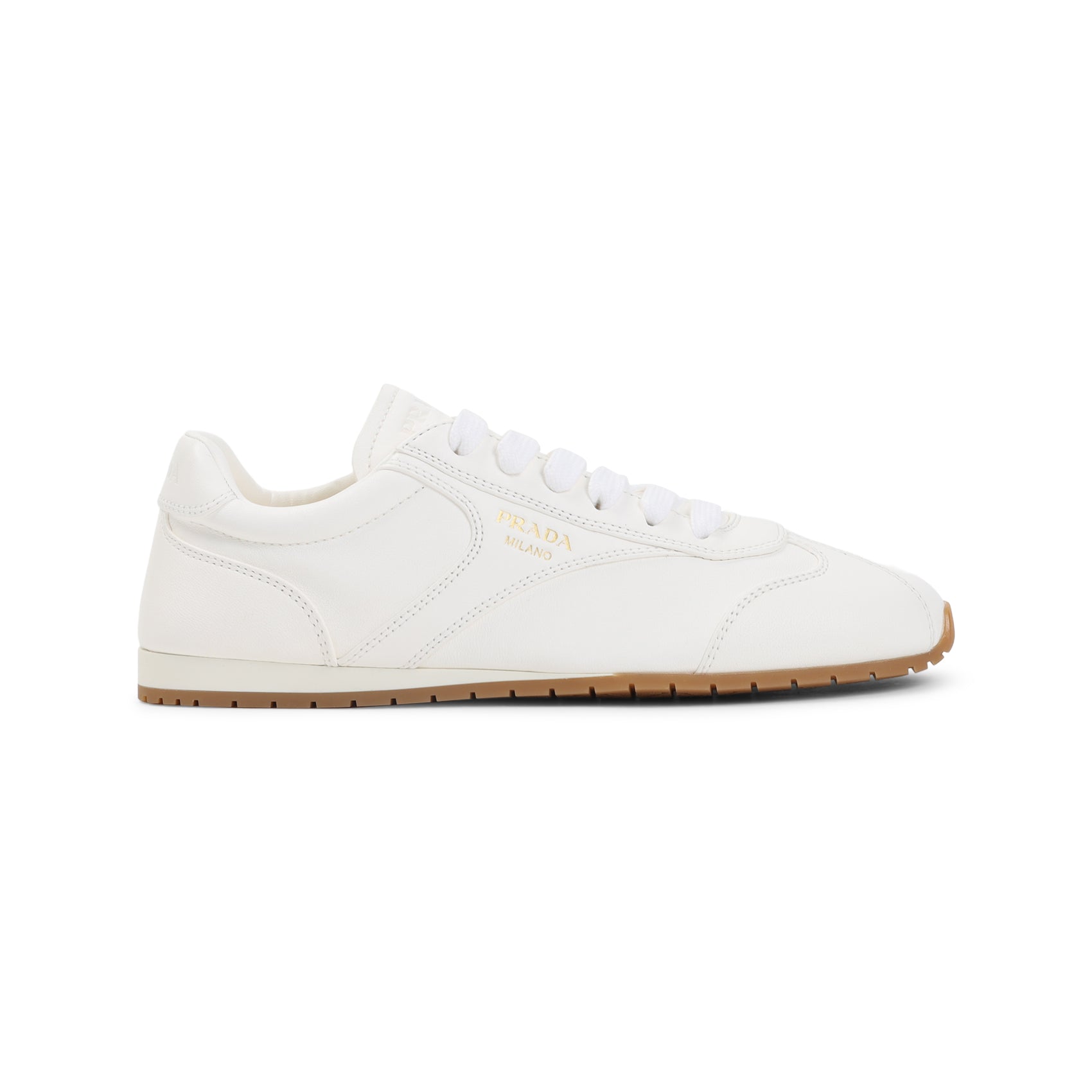 Minimalist White Leather Sneakers with Contrasting Sole