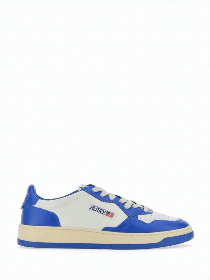 Classic Low-Top Sneakers with Vibrant Blue Overlays