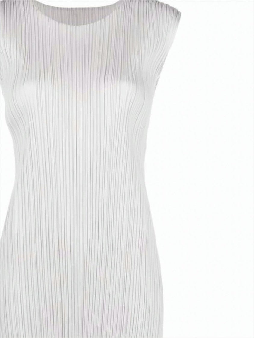 Fitted White Pleated Mini Dress with Cap Sleeves