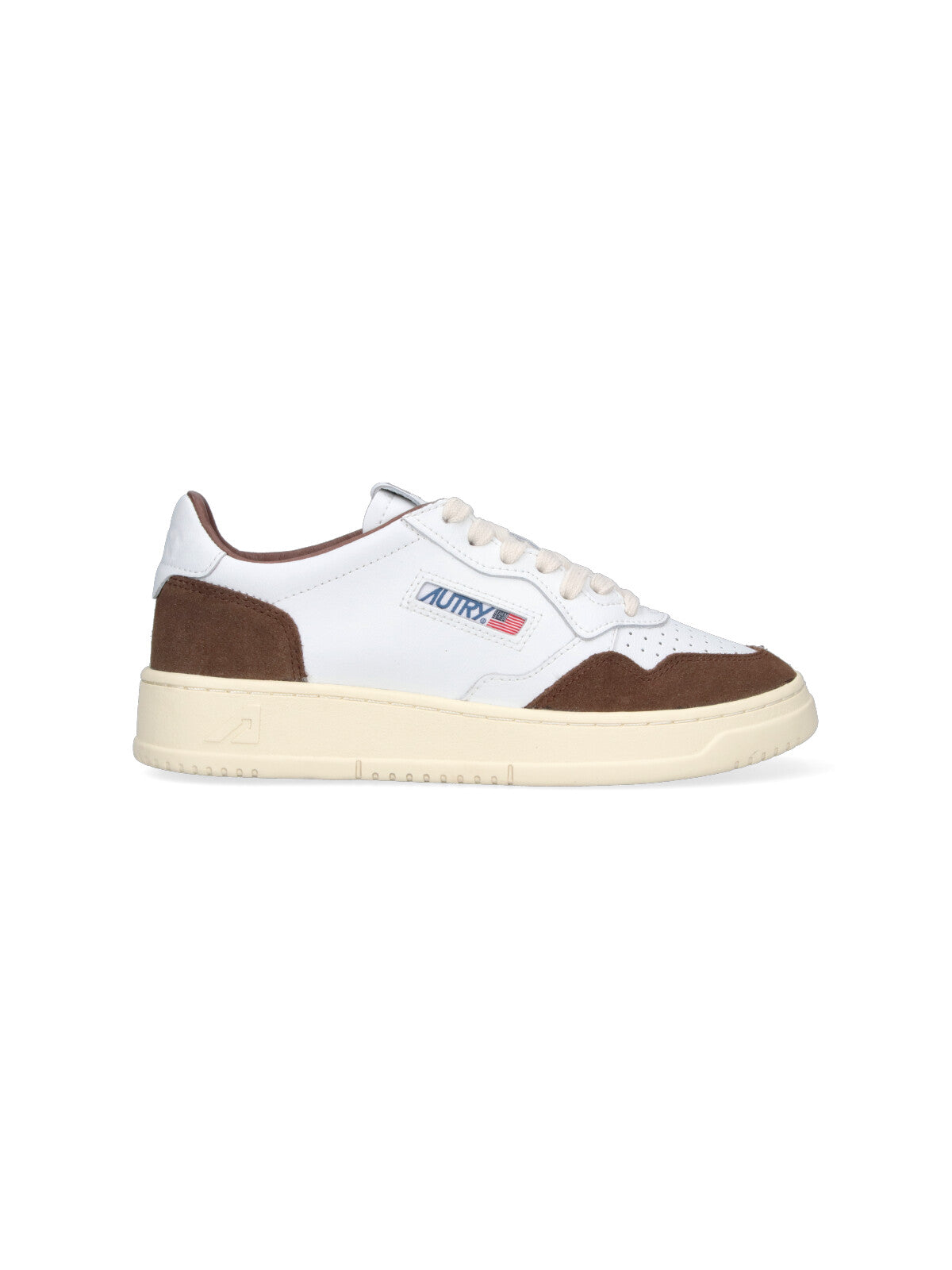 Low-Top White Sneakers With Clean Design And Versatile Appeal