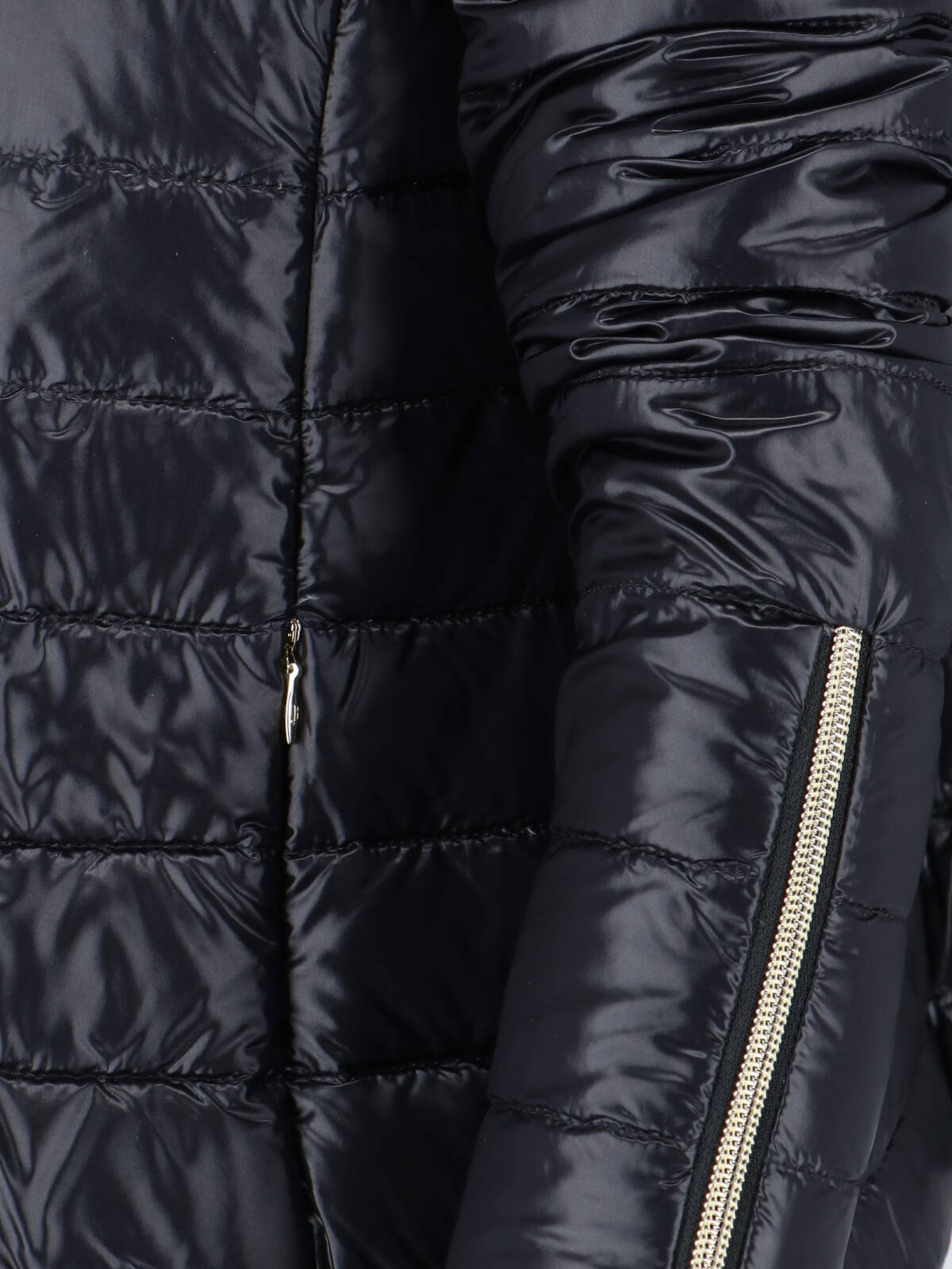 Tailored Black Jacket With High Collar And Zipper Closure