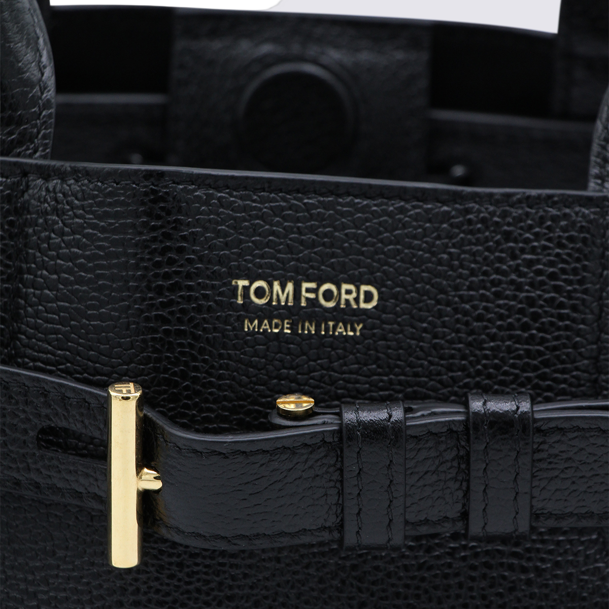 Structured Black Handbag With Timeless Design