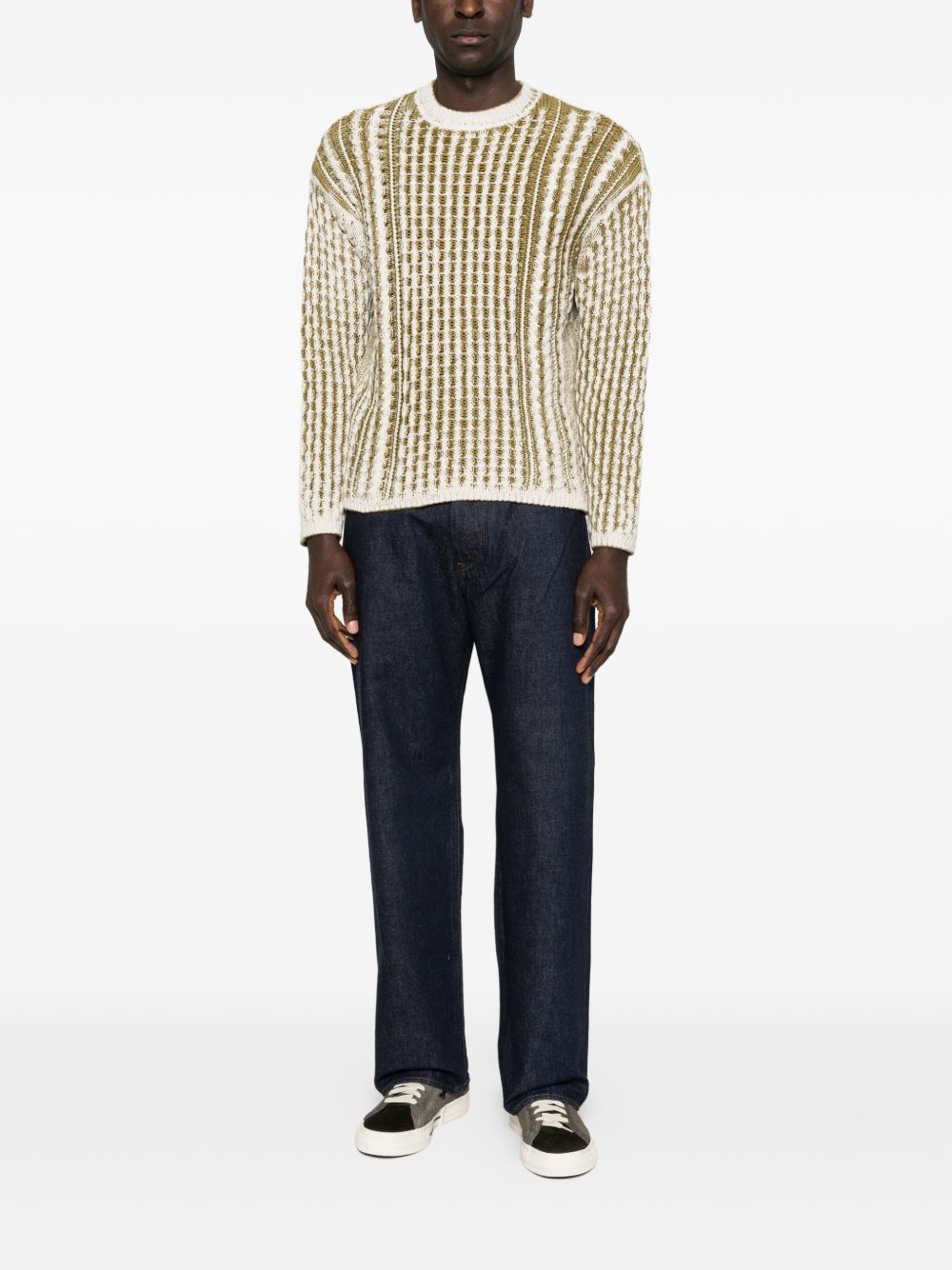 Sweter z dzianiny o wyraźnej fakturze w pionowe pasy w odcieniach kremu i oliwki