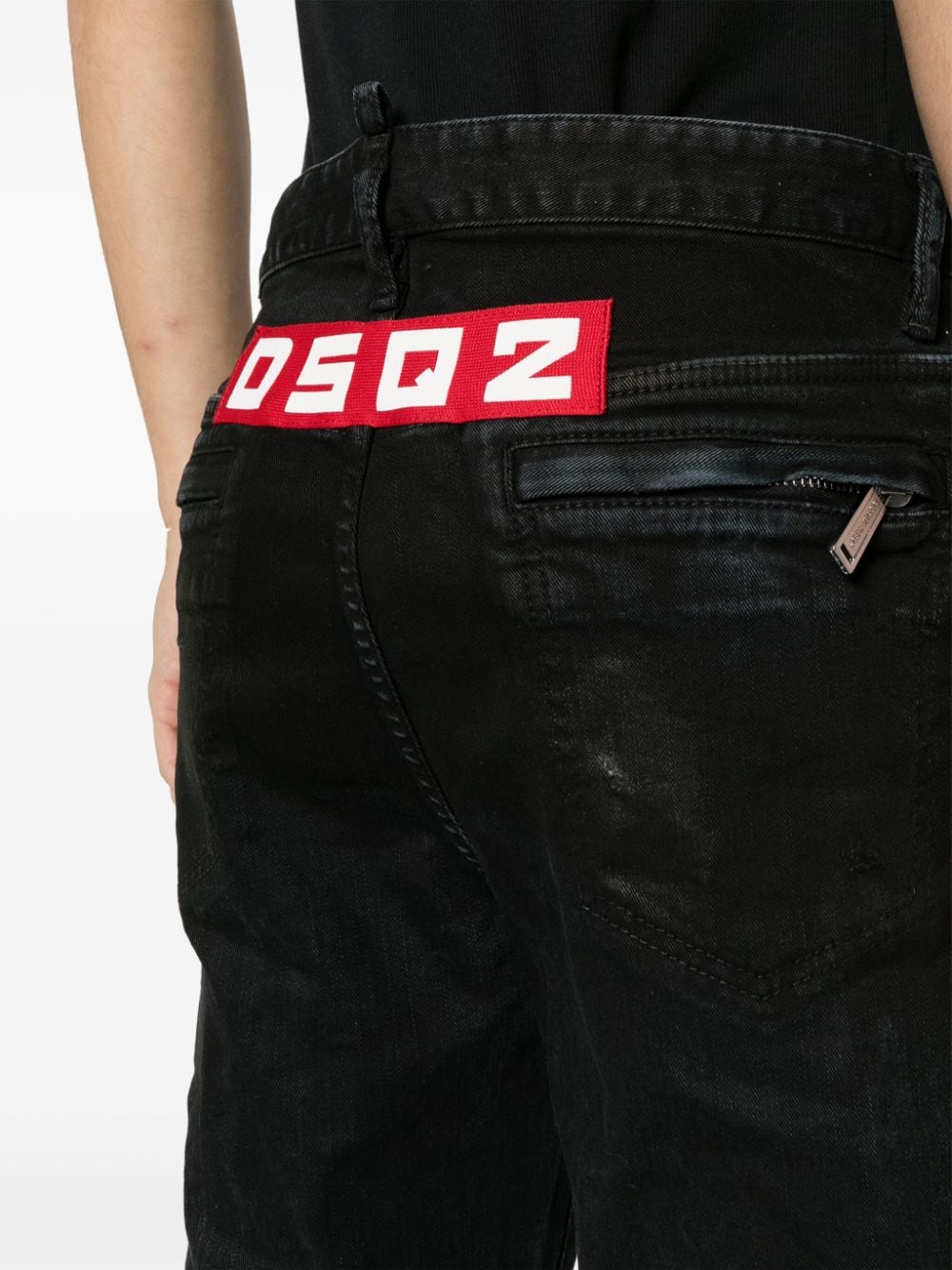 Czarne dżinsy o kroju slim