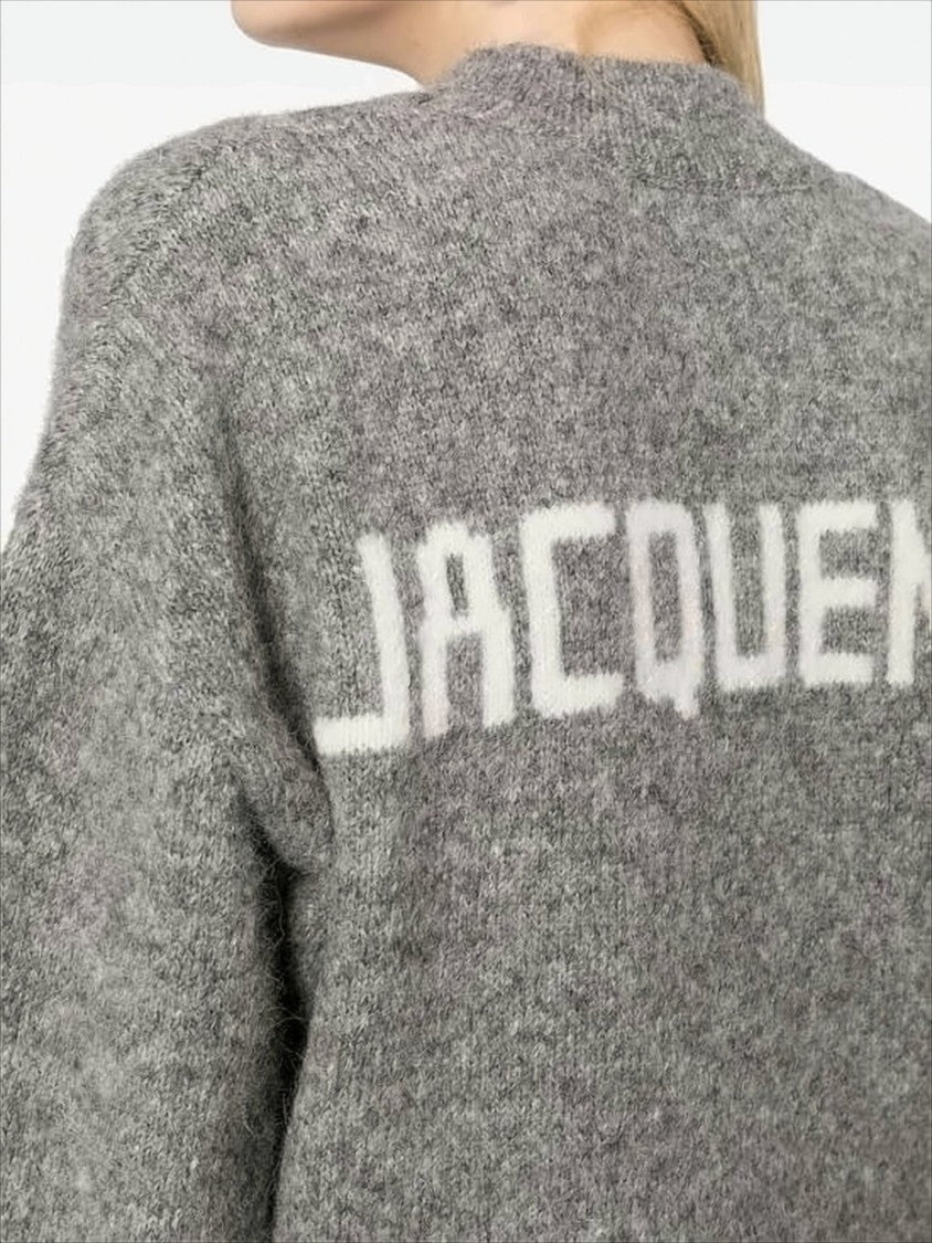 Krótki sweter z golfem, bufiastymi rękawami i detalami z logo