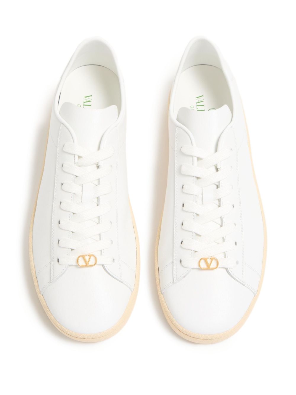 Minimalistyczne białe sneakersy na podwyższonej podeszwie