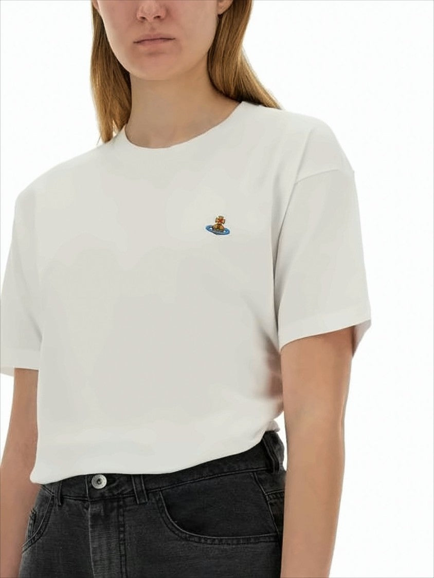 Klasyczny biały T-shirt z krótkim rękawem i haftowanym detalem