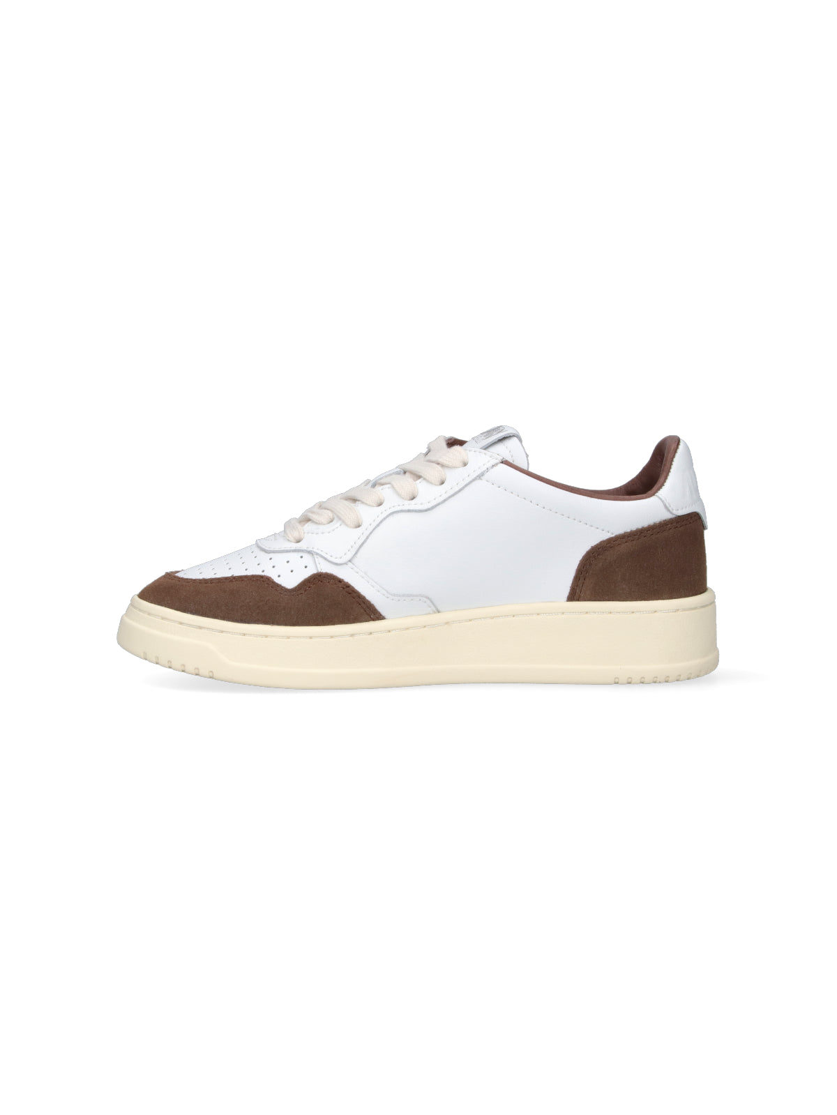 Low-Top White Sneakers With Clean Design And Versatile Appeal