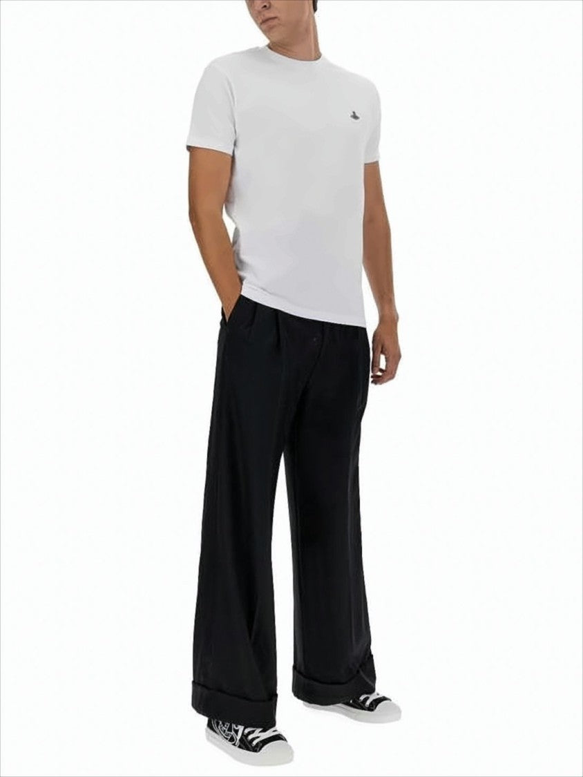 Short-Sleeved Classic White T-Shirt with Embroidered Detail