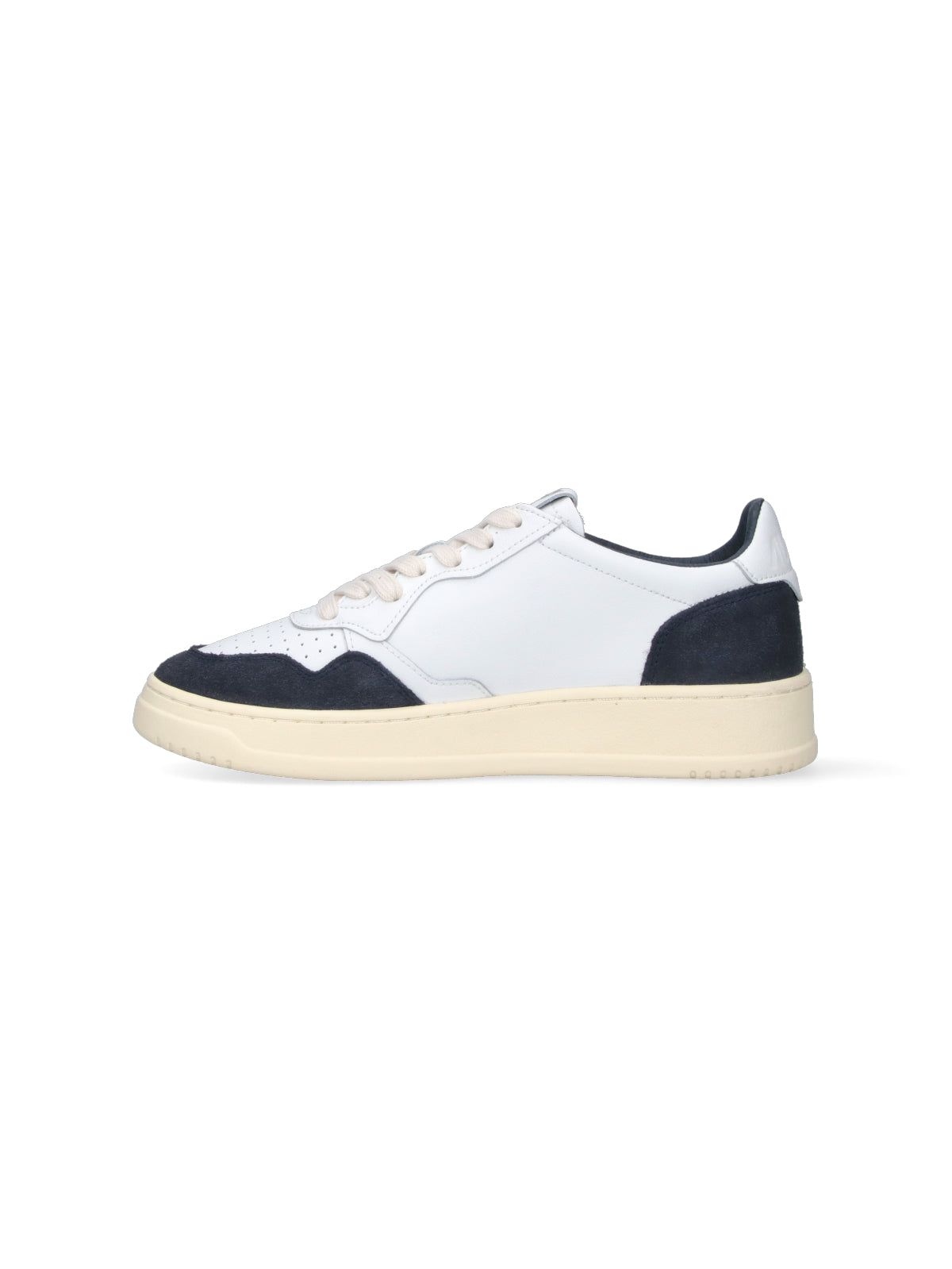 Low-Top White Sneakers With Minimalist Aesthetic
