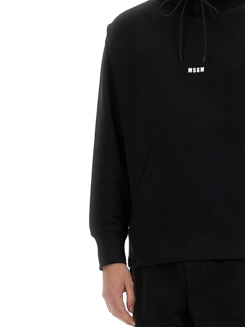 Black Hoodie With Adjustable Drawstring And Subtle Logo