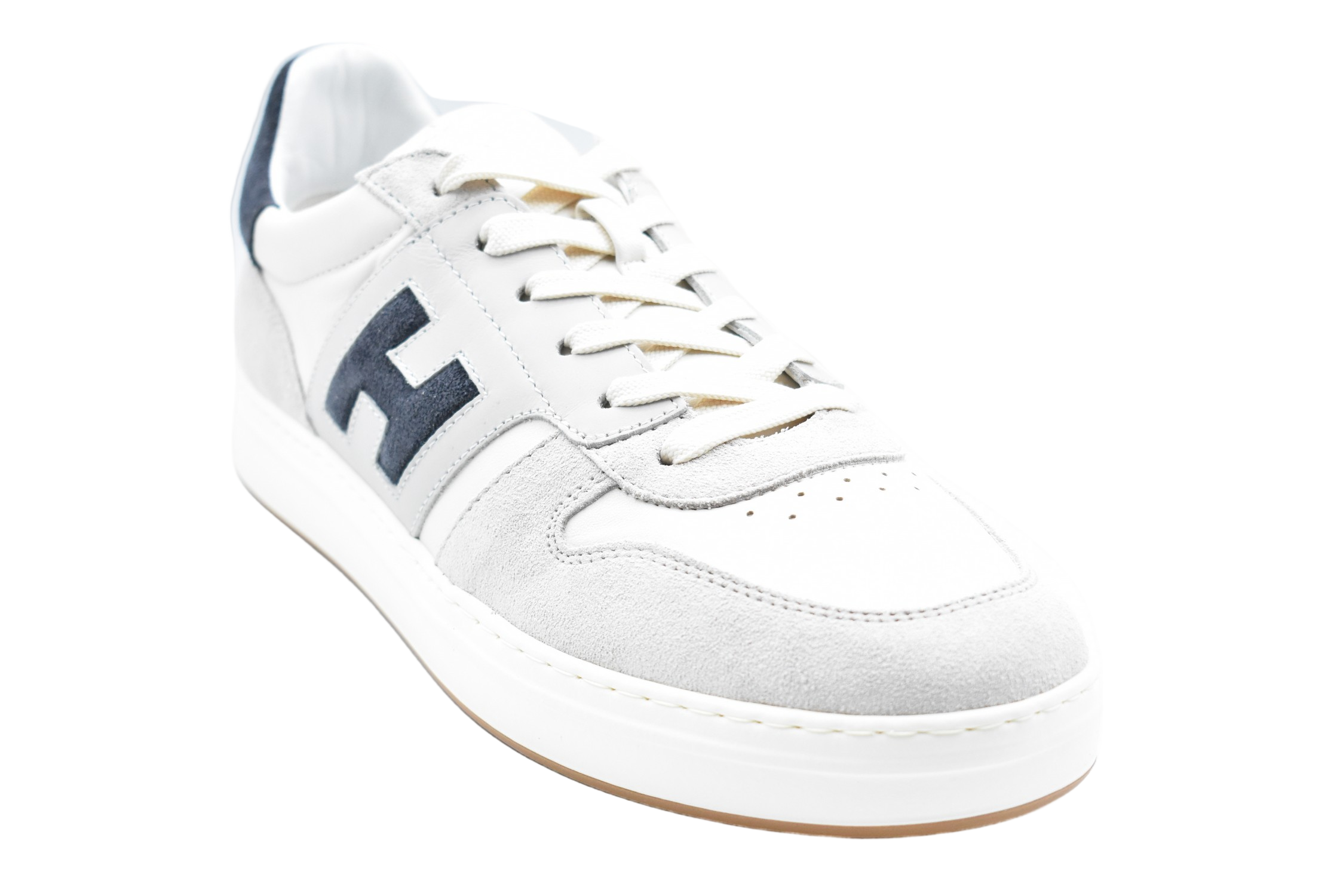 Lightweight Low-Top Sneakers With Basketball-Inspired Aesthetic