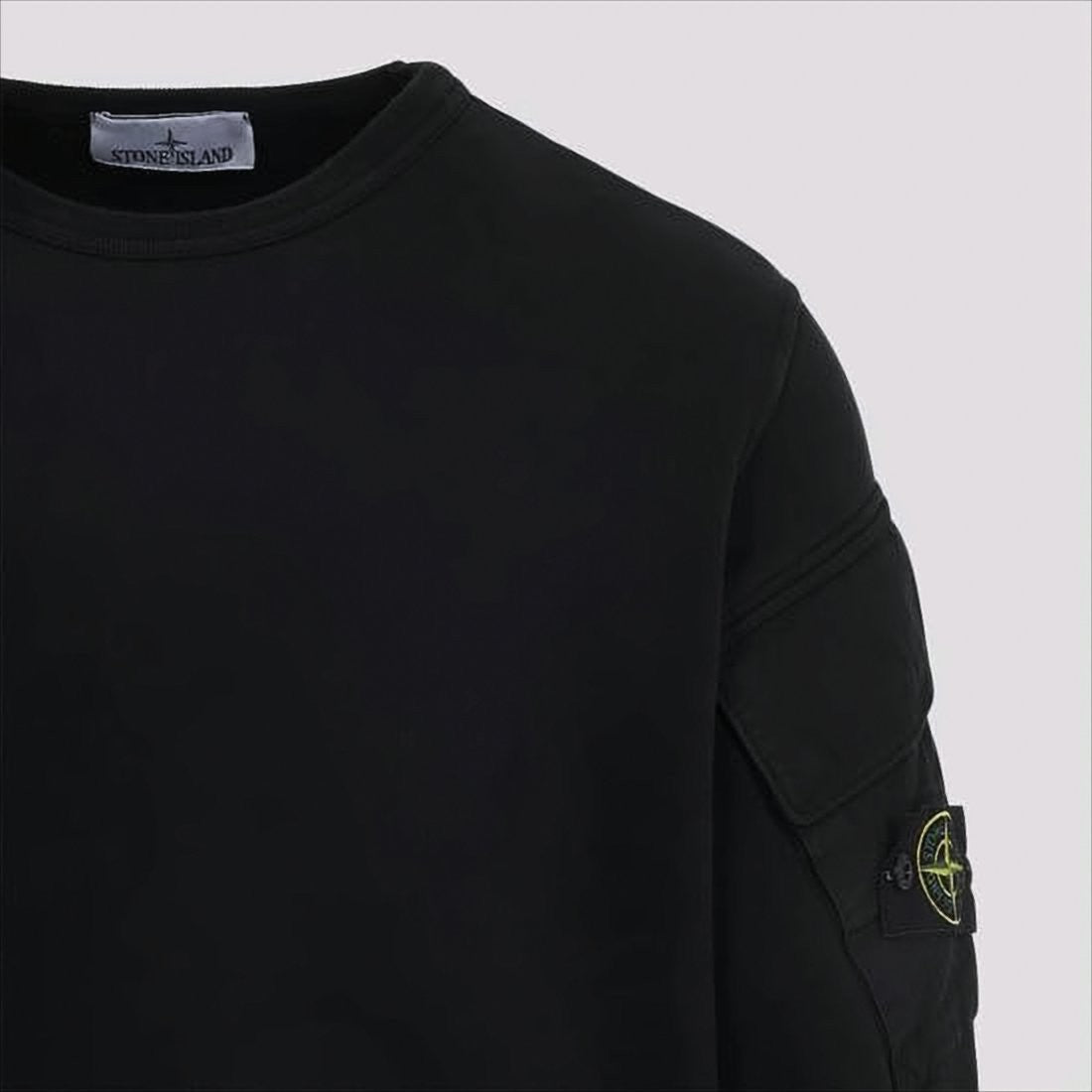 Minimalistyczna czarna bluza z długim rękawem z naszywką z logo