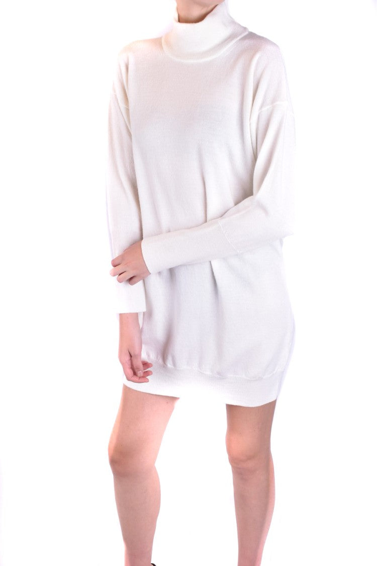 Kremowa sukienka oversize z golfem