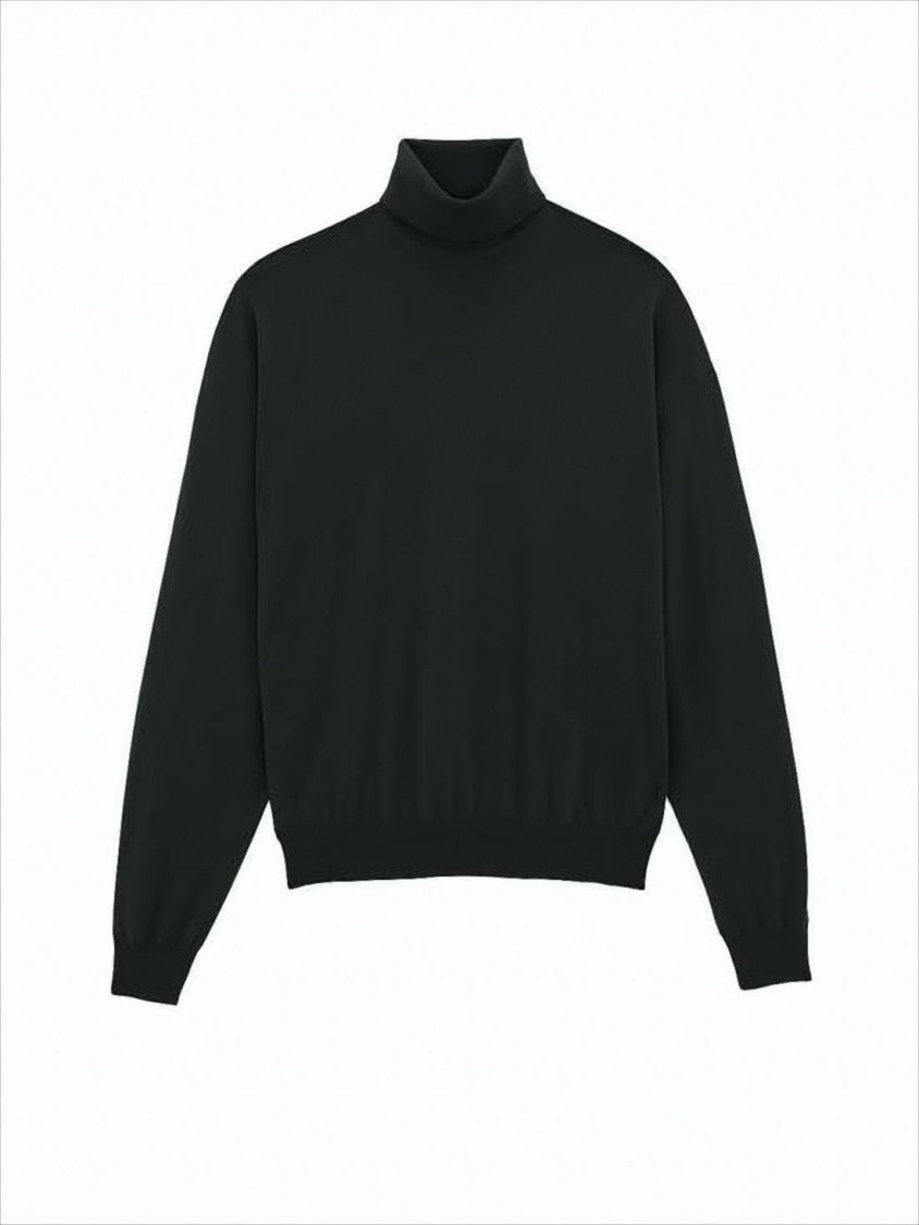 Fitted Black Turtleneck Sweater with Ribbed Hem