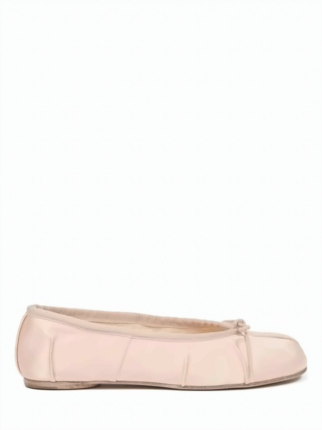 Flat Shoes with Distinctive Split-Toe Design