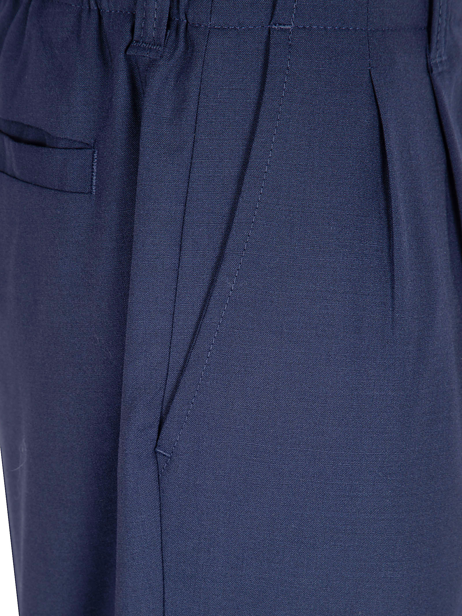 Straight-Leg Tailored Trousers with Front Button Closure and Structured Fabric