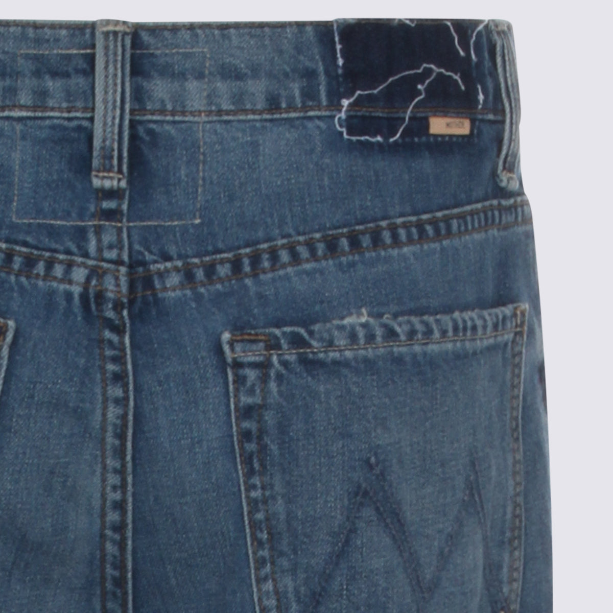 Klasyczne jeansy z niebieskiego denimu o prostym kroju nogawki