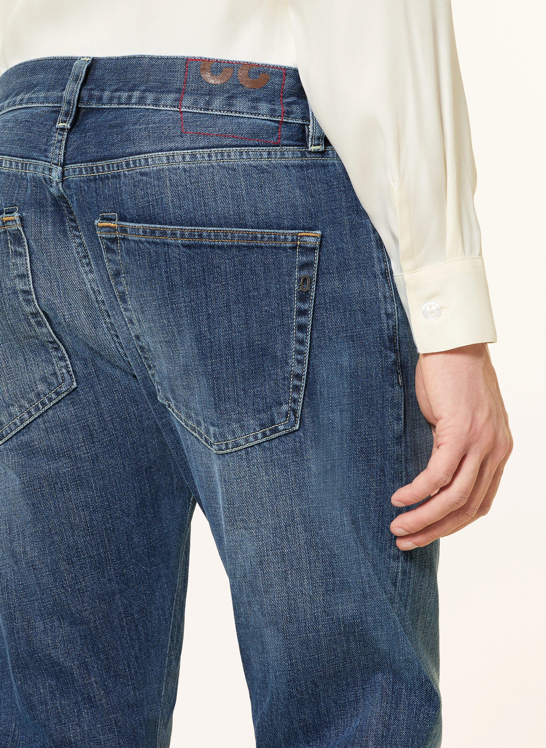 Straight-Leg Jeans with Medium Wash and Rolled Cuffs