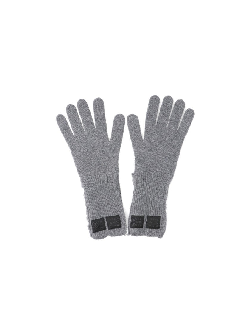 Sleek Minimalist Grey Gloves With Fitted Silhouette