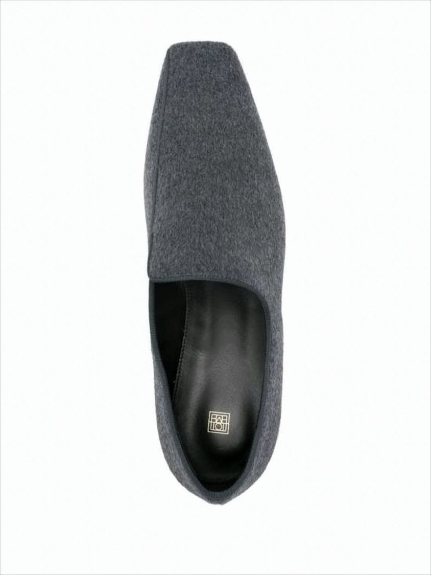 Minimalist Grey Flat Shoes with Pointed Toe