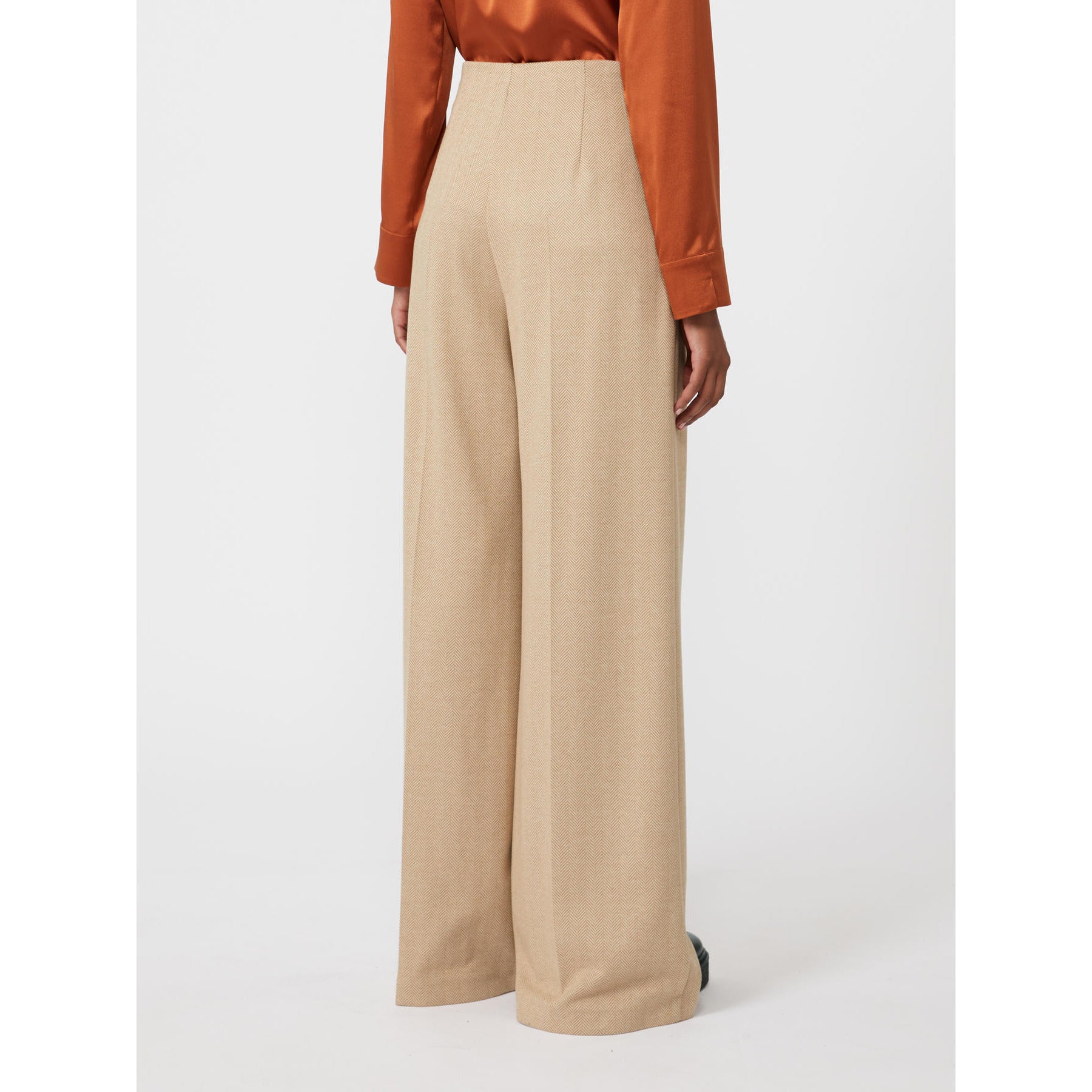 Tailored Wide-Leg Trousers With Front Pleats