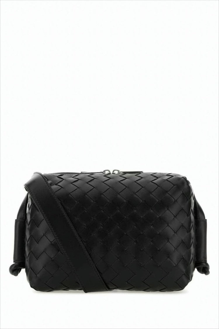 Czarna tkana torba crossbody z regulowanym paskiem i nowoczesną sylwetką