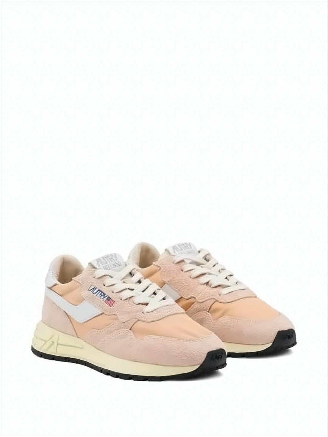 Low-Top Sneakers with Vintage Sporty Aesthetic