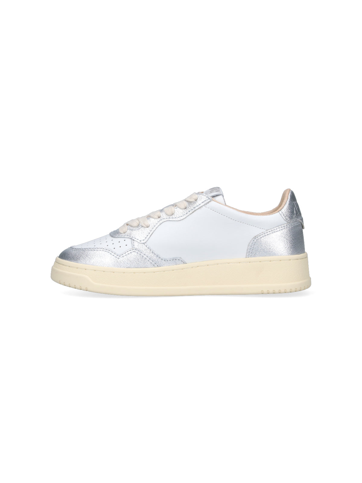 Low-Top White Sneakers with Minimalist Design