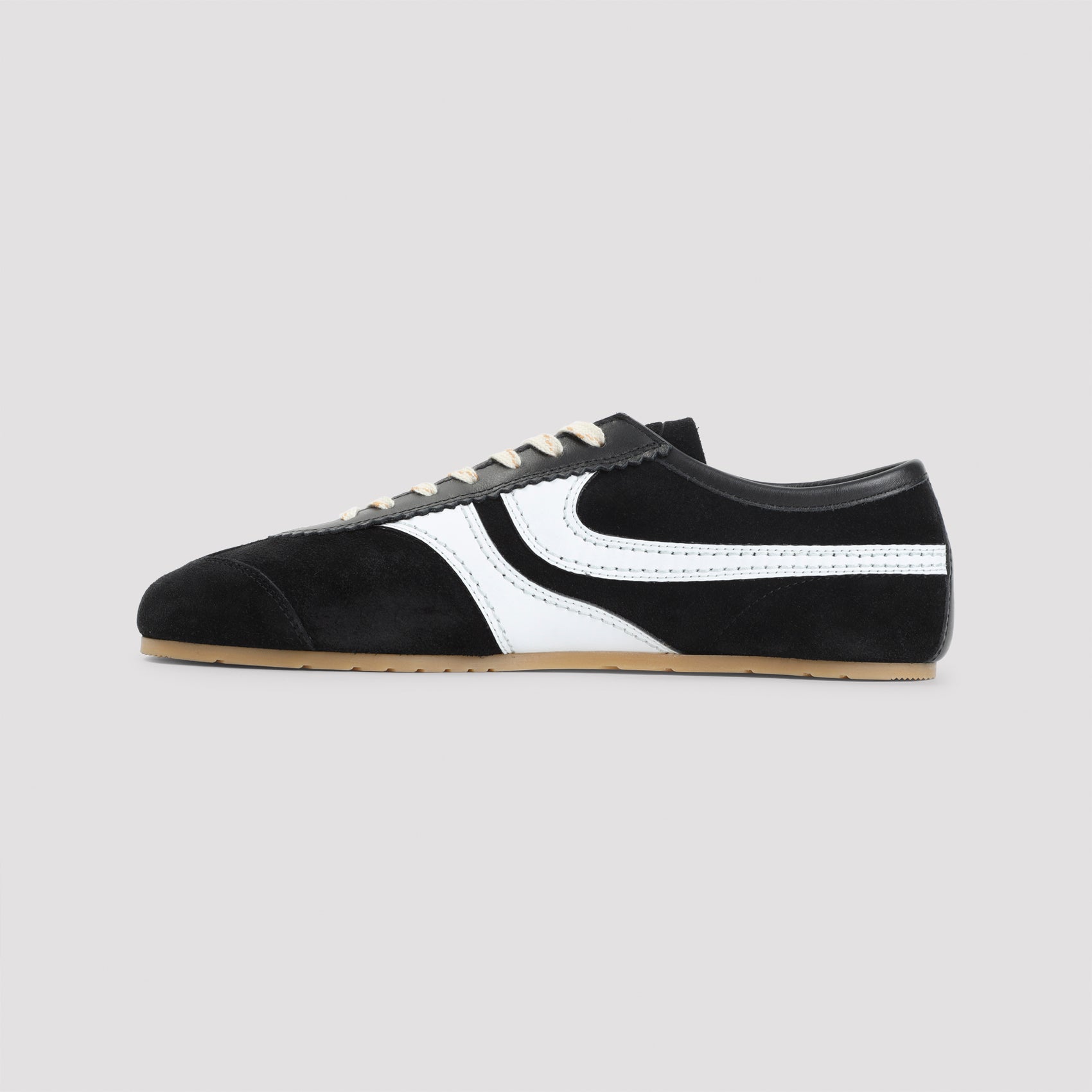 Czarne zamszowe sneakersy z białym skórzanym akcentem i zaokrąglonym noskiem