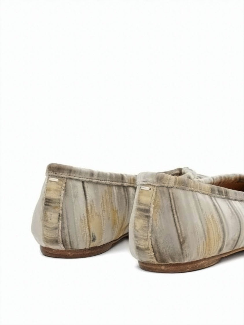 Artistic Split-Toe Flats With Textured Upper And Bow Detail