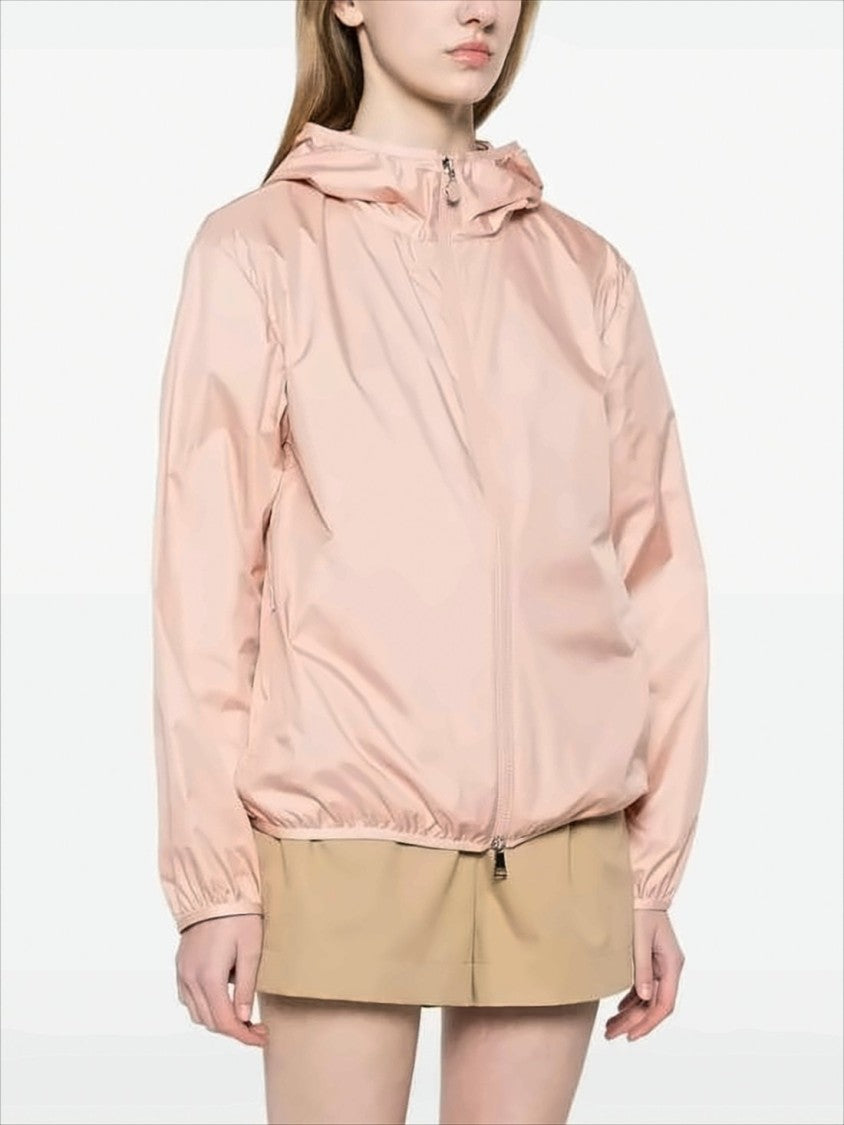 Lekka kurtka Moncler w pastelowym różu, zapinana z przodu na zamek błyskawiczny