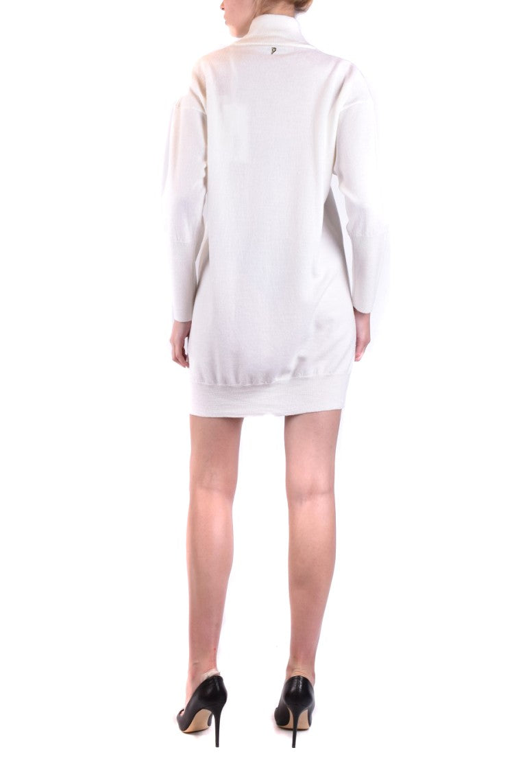 Kremowa sukienka oversize z golfem
