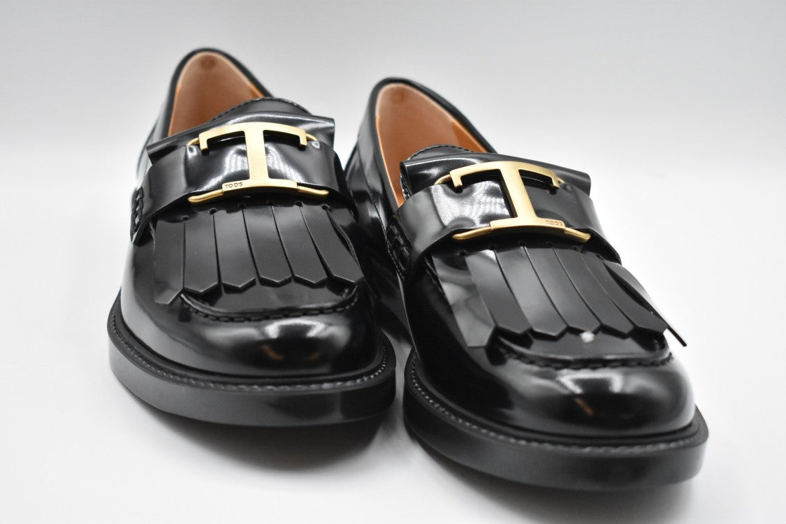 Lace-Up Flat Shoes With Elegant Fringed Detail And Gold Buckle Accent