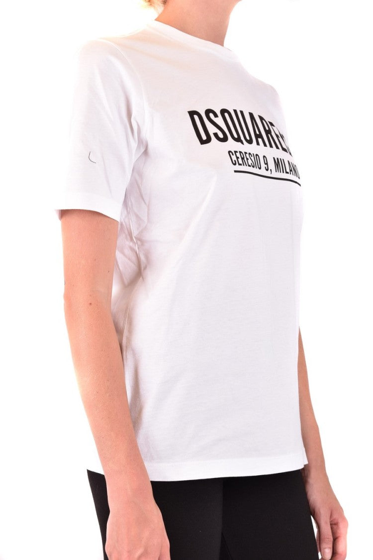 Klasyczny biały T-shirt z odważnym wzorem logo