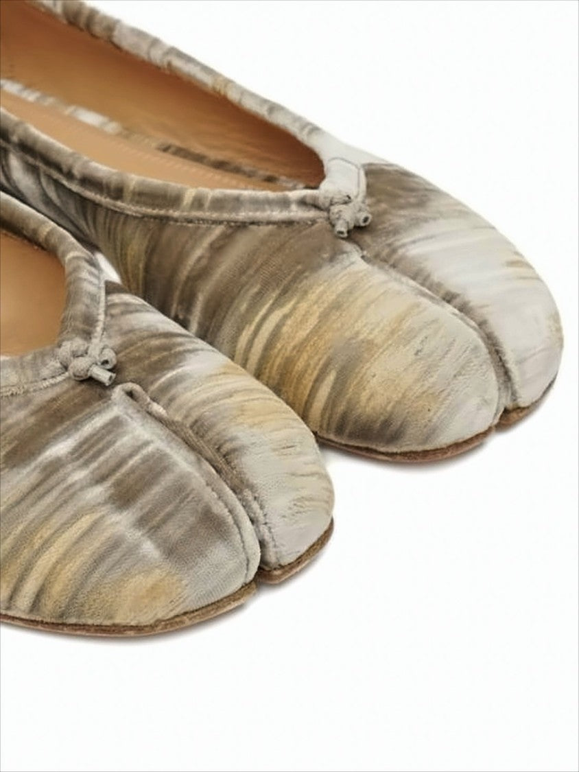 Artistic Split-Toe Flats With Textured Upper And Bow Detail