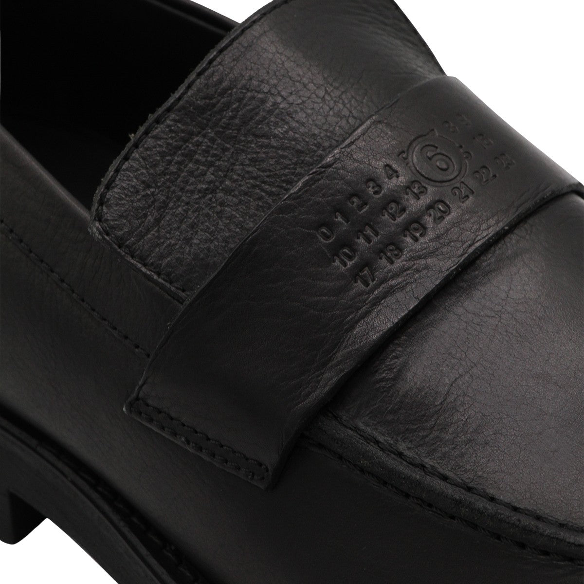 Sleek Leather Flat Shoes with Subtle Branding