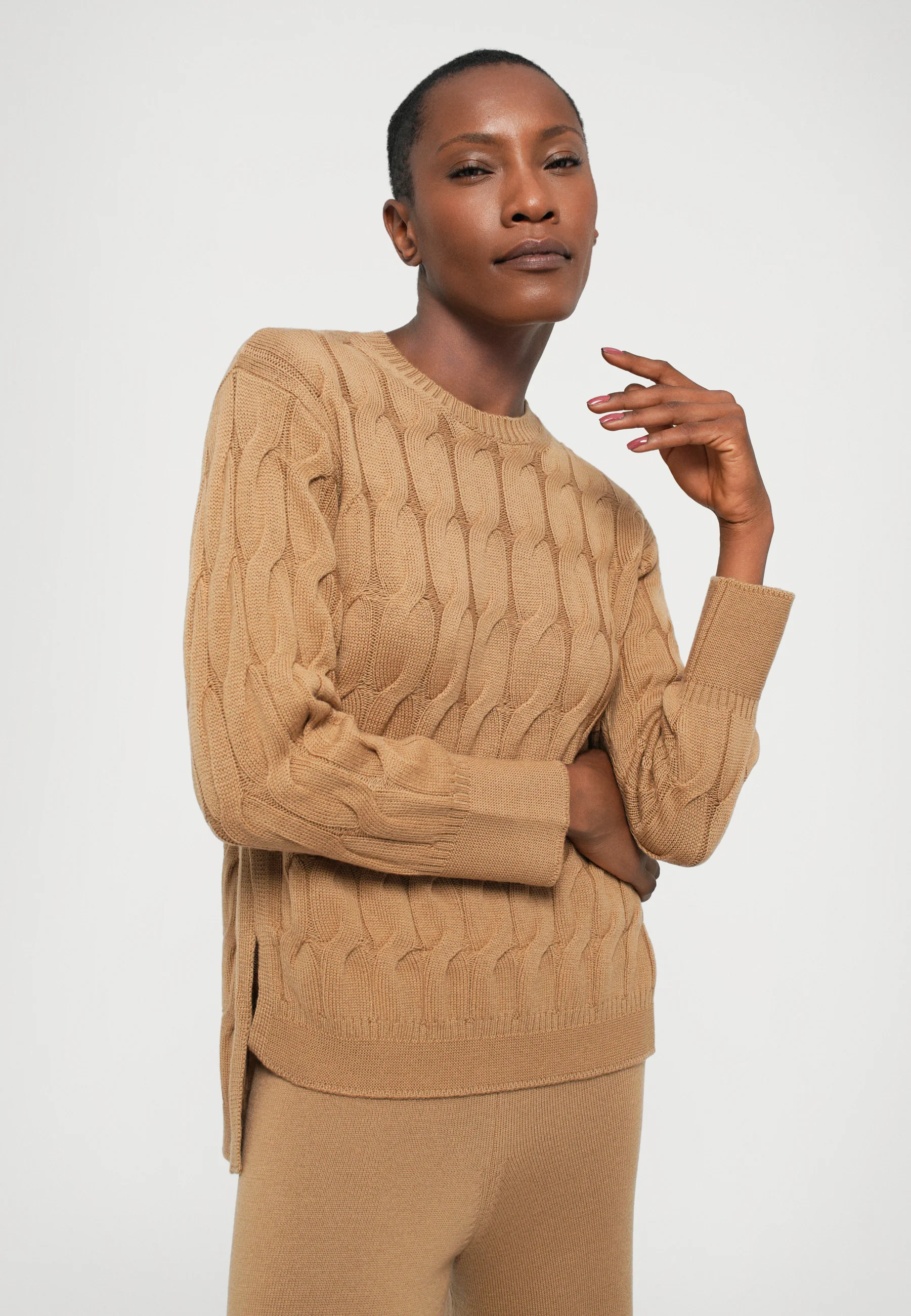 Iconic Cable Knit Sweater In Warm Camel Brown