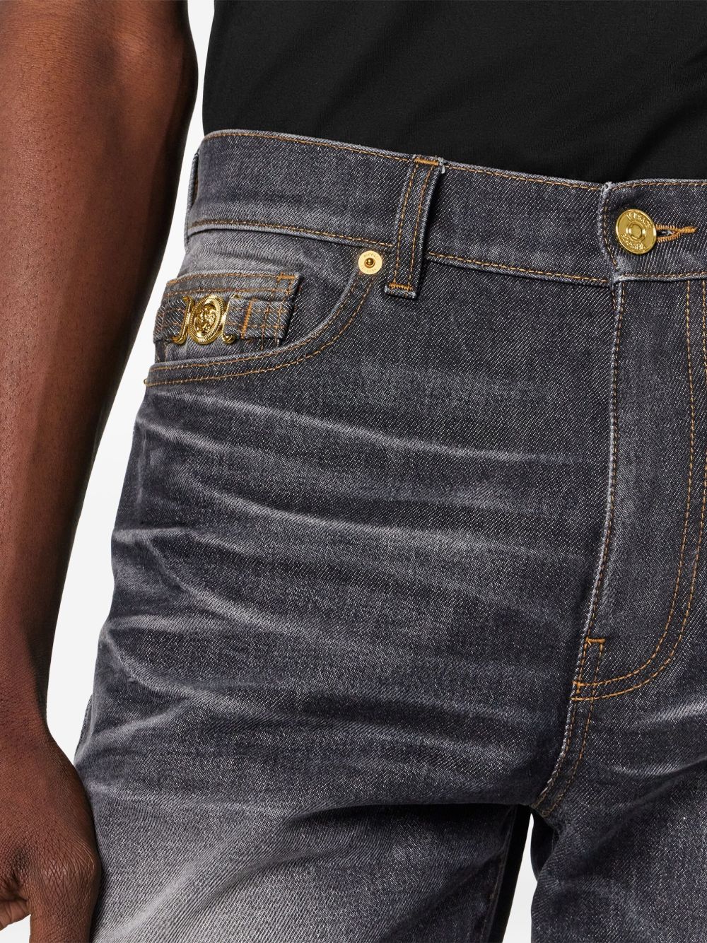 Proste jeansy z czarnego denimu z efektem sprania