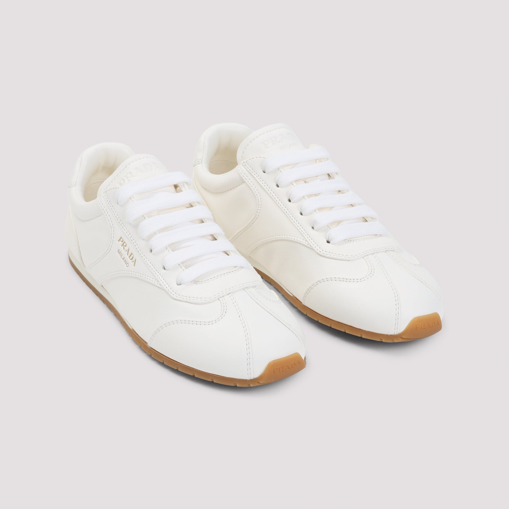 Minimalist White Leather Sneakers with Contrasting Sole