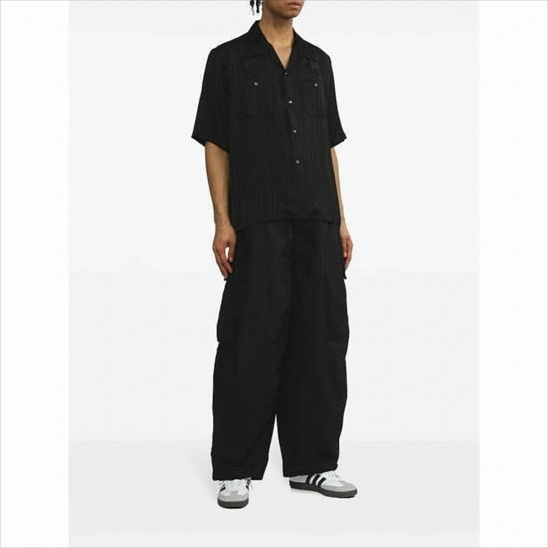 Textured Black Short-Sleeved Shirt With Classic Collar And Chest Pockets