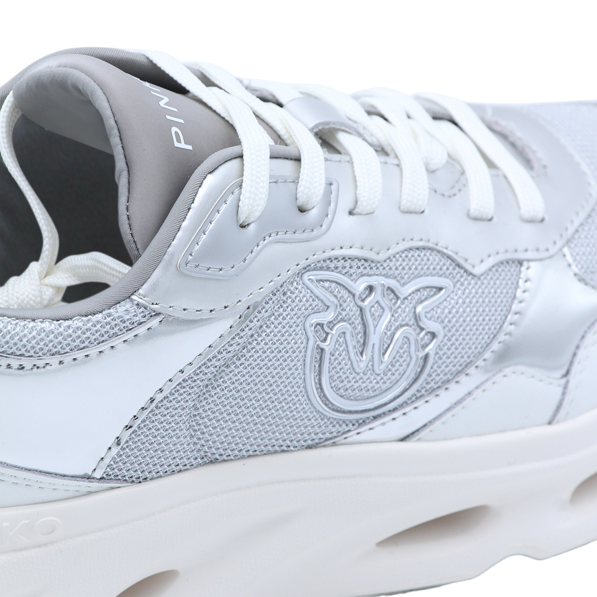 Masywne sneakersy z rzeźbioną podeszwą i wypukłym logo