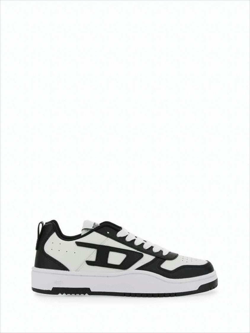Low-Top White Sneakers with Perforated Detailing
