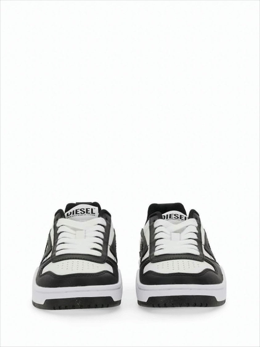 Low-Top White Sneakers with Perforated Detailing