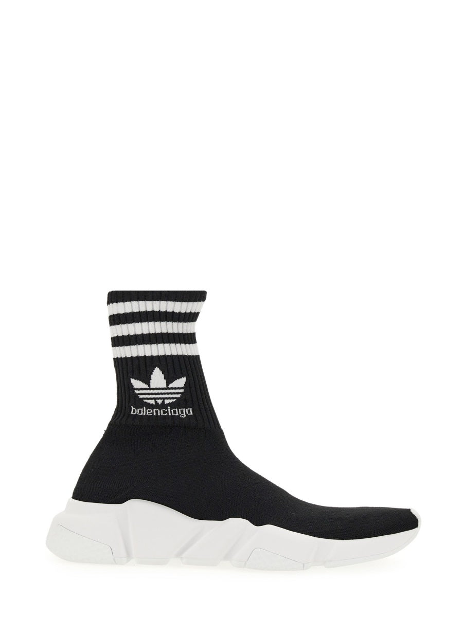 Streamlined White Sneakers with Sporty Aesthetic