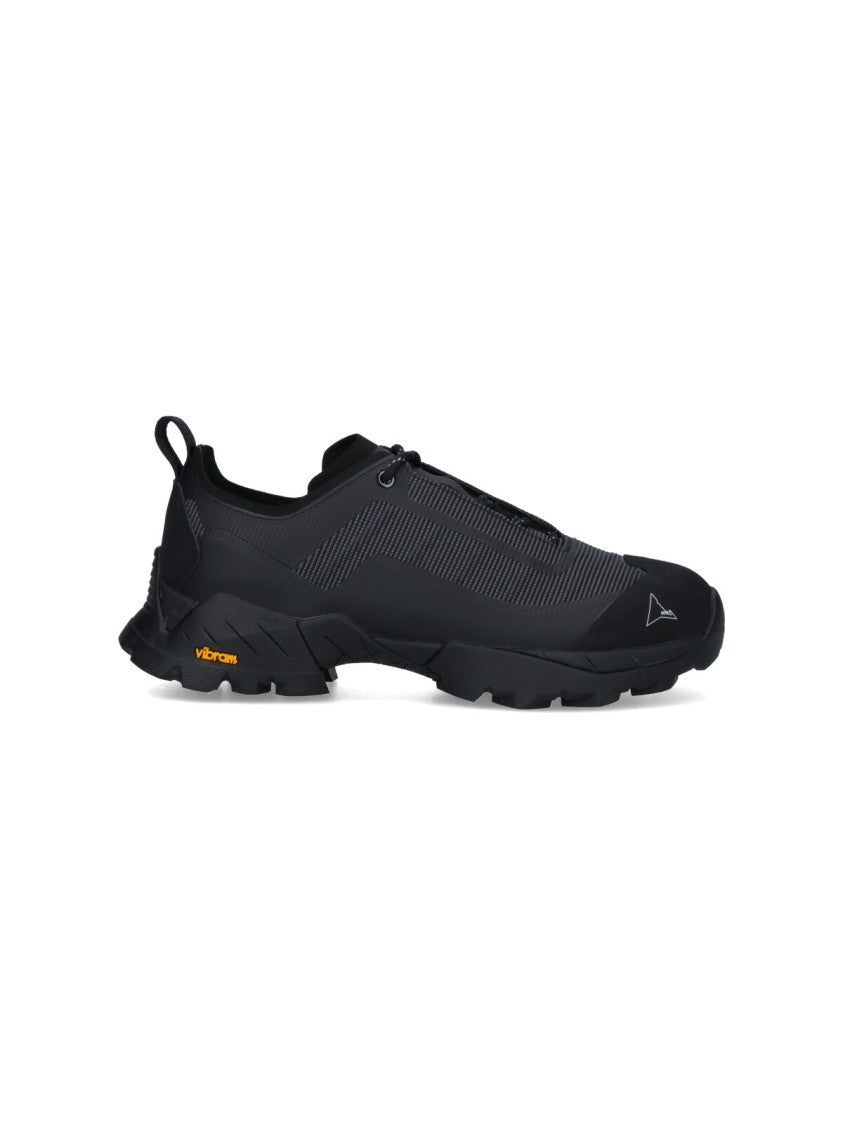 Minimalist Black Sneakers With Low-Top Silhouette