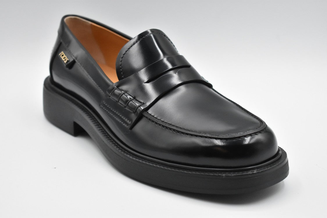 Sznurowane czarne płaskie buty ze wzorem
